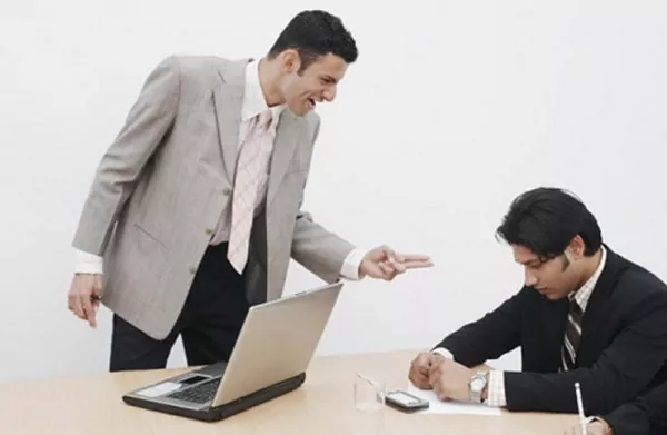 Cómo manejar el estrés laboral causado por malas decisiones y falta de competencia de tu jefe