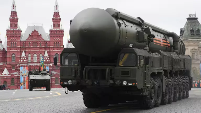 Estrategias de Guerra Moderna ¿Por Qué Rusia Usó un Misil Intercontinental