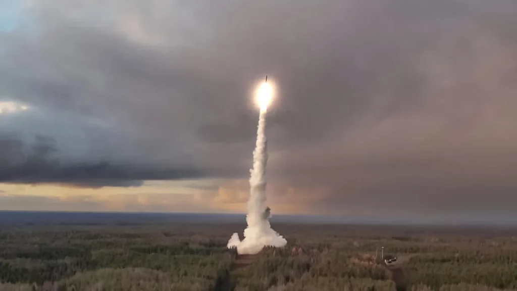 Rusia Lanza un Misil Balístico Intercontinental Escalada en el Conflicto con Ucrania