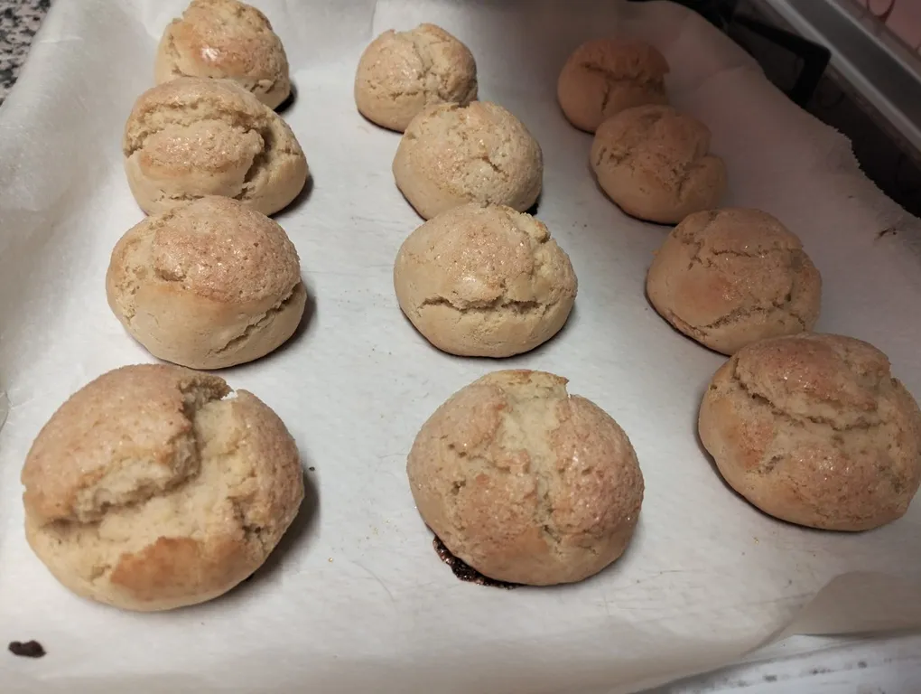 Bandeja de galletas kurabiiki búlgaras recién horneadas con azúcar espolvoreado y brillo de yema de huevo