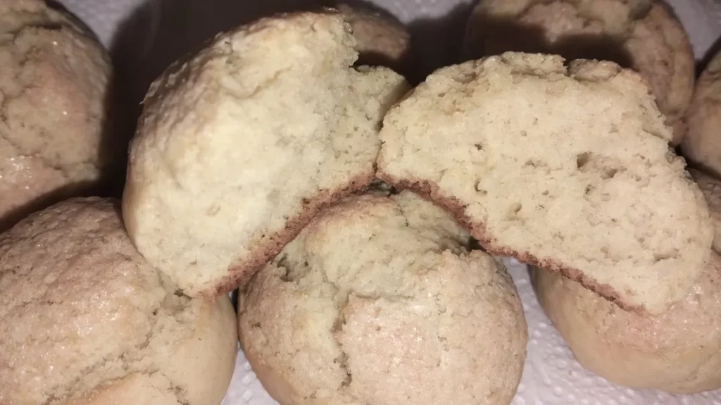 extura interior de una galleta búlgara kurabiiki hecha con yogur y bicarbonato, dorada y crujiente.