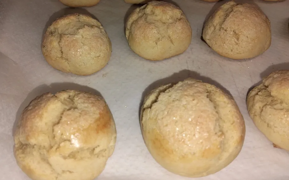 Kurabiiki búlgaras una receta tradicional para mantener su textura crujiente tradicional.